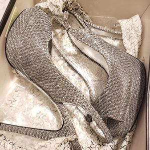 ADRIANNA PAPELL WOMEN SIZE HIGH HEEL SILVER PUMPS